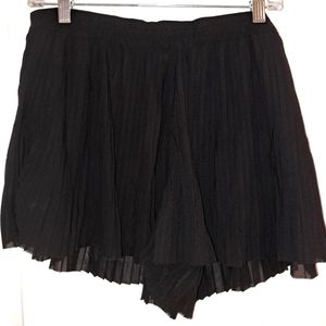 H&M Black Pleated Short Pants Size M